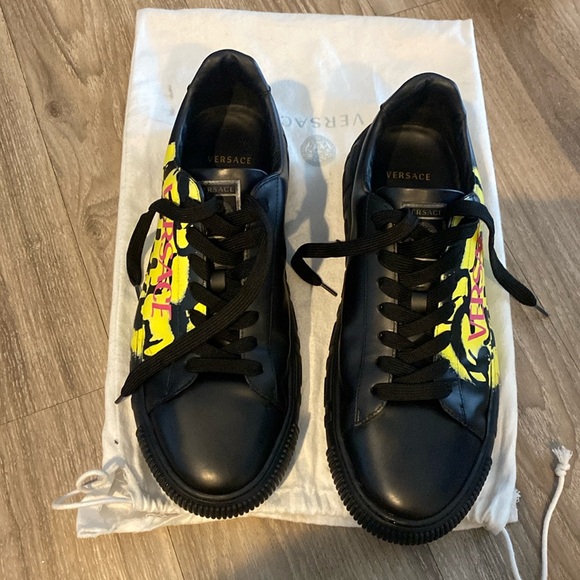 Selling my Versace shoe. New condition only wear it twice.